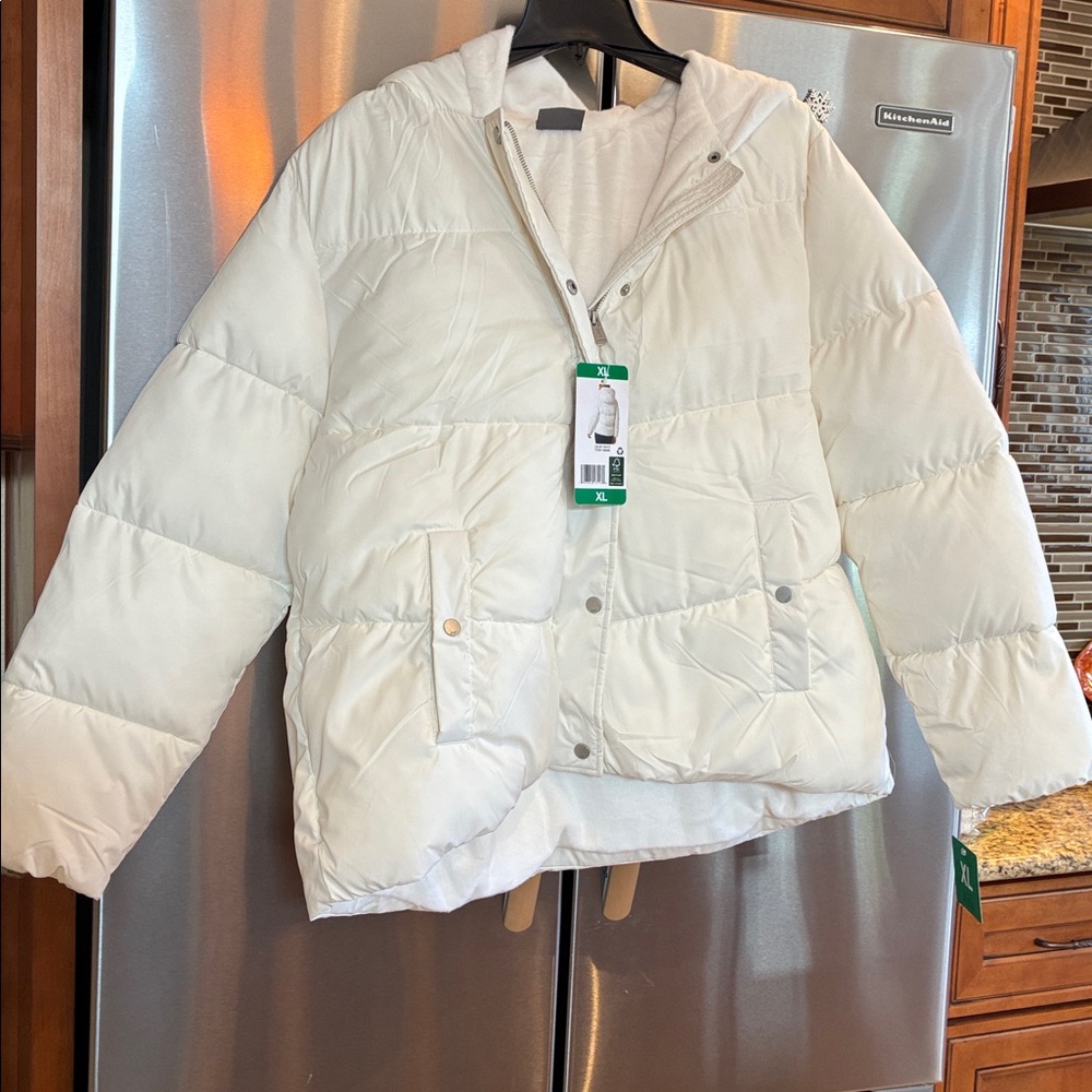 32 Degrees Puffer lined jacket. Hooded Puffer Jacket in White
